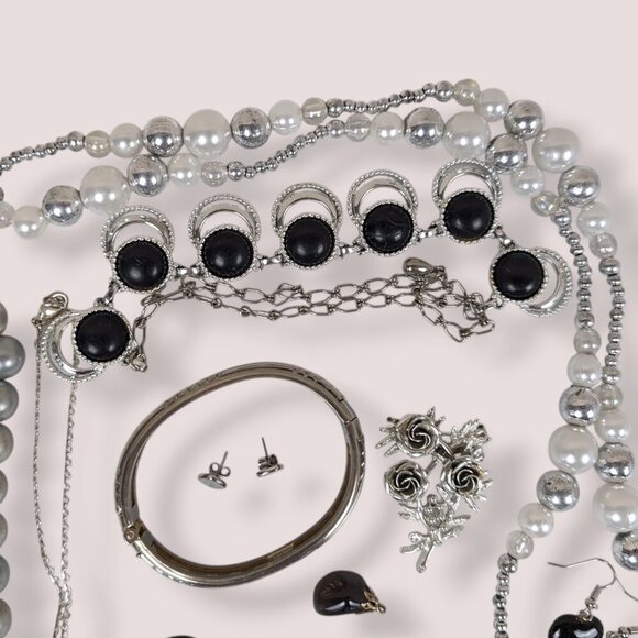 004 - Vintage To Now Jewelry Lot - Silver Dreams - Picture 4 of 5